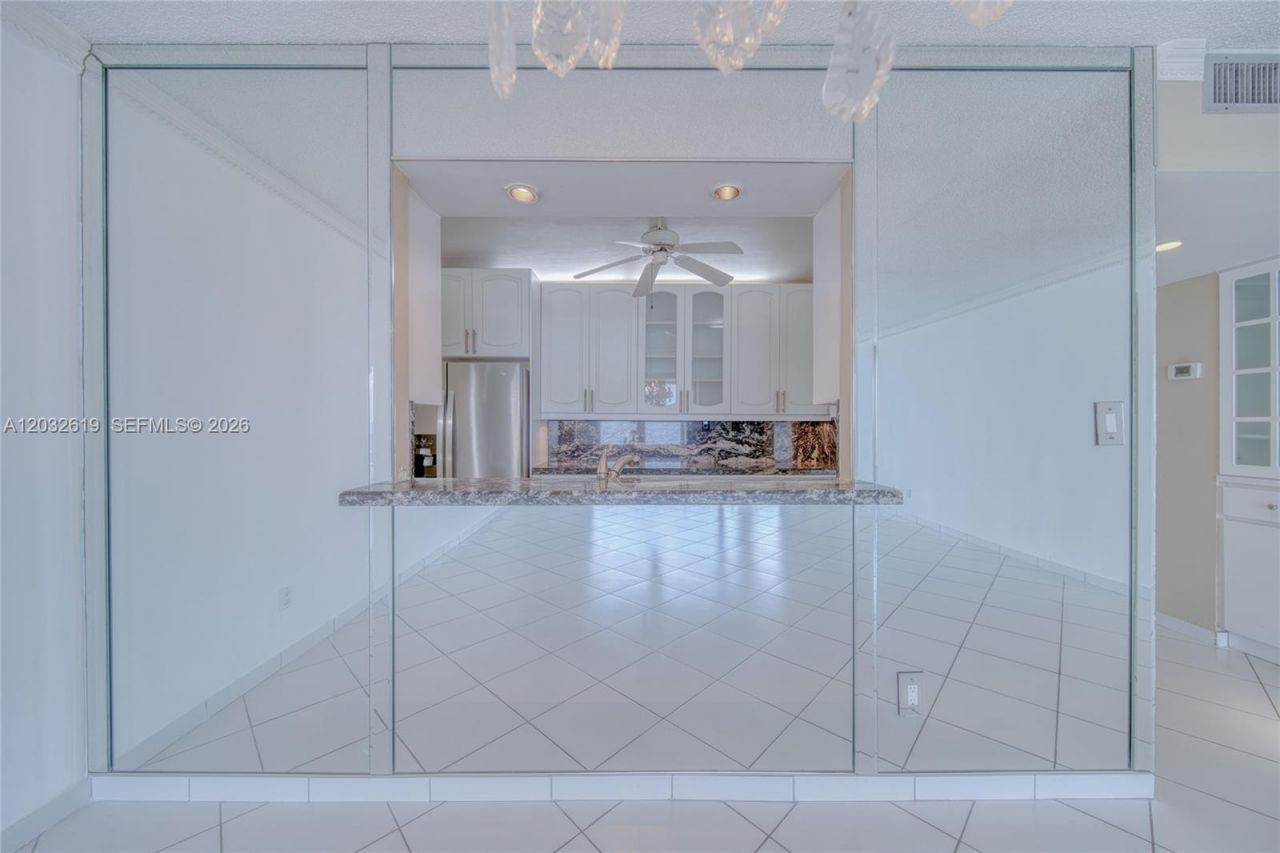 5401 Collins Ave , Unit 1135, Miami Beach, FL 33140 Photo