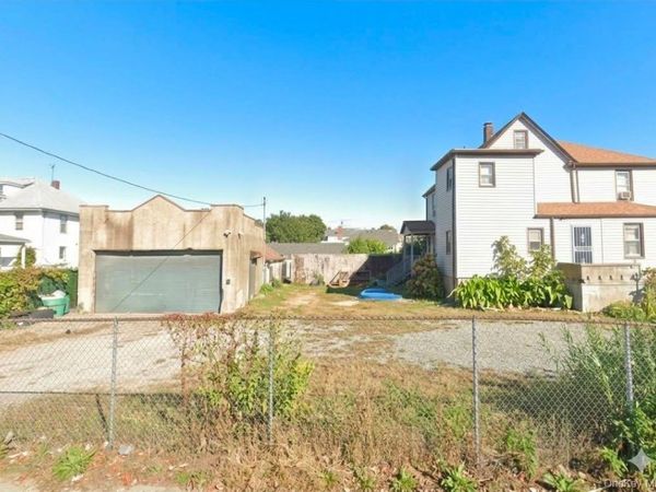111 Wahl Avenue , Inwood, NY 11096