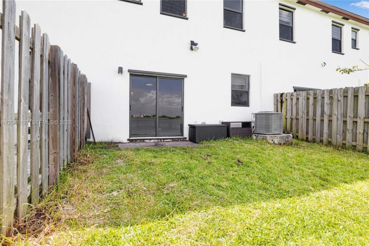 20610 NE 5th Pl, Miami, FL 33179 Photo