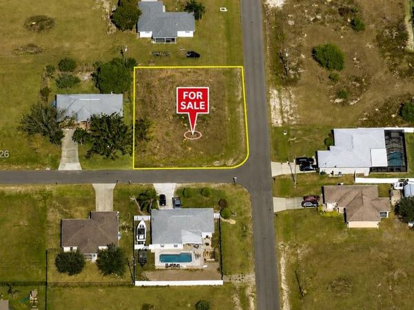 205 NW 4th Terrace , Cape Coral, FL 33993