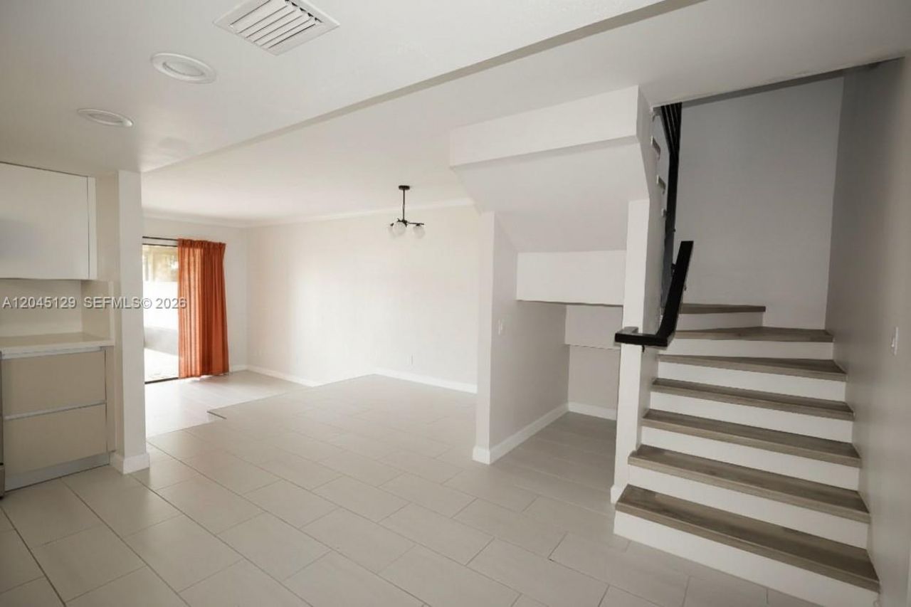 8985 Palm Tree Ln, Unit 8985, Pembroke Pines, FL 33024 Photo