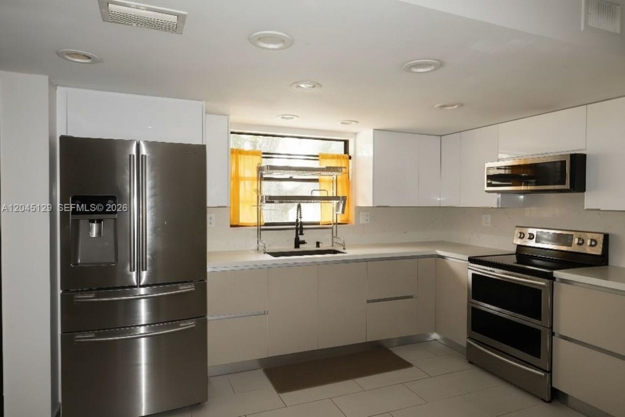 8985 Palm Tree Ln, Unit 8985, Pembroke Pines, FL 33024 Photo