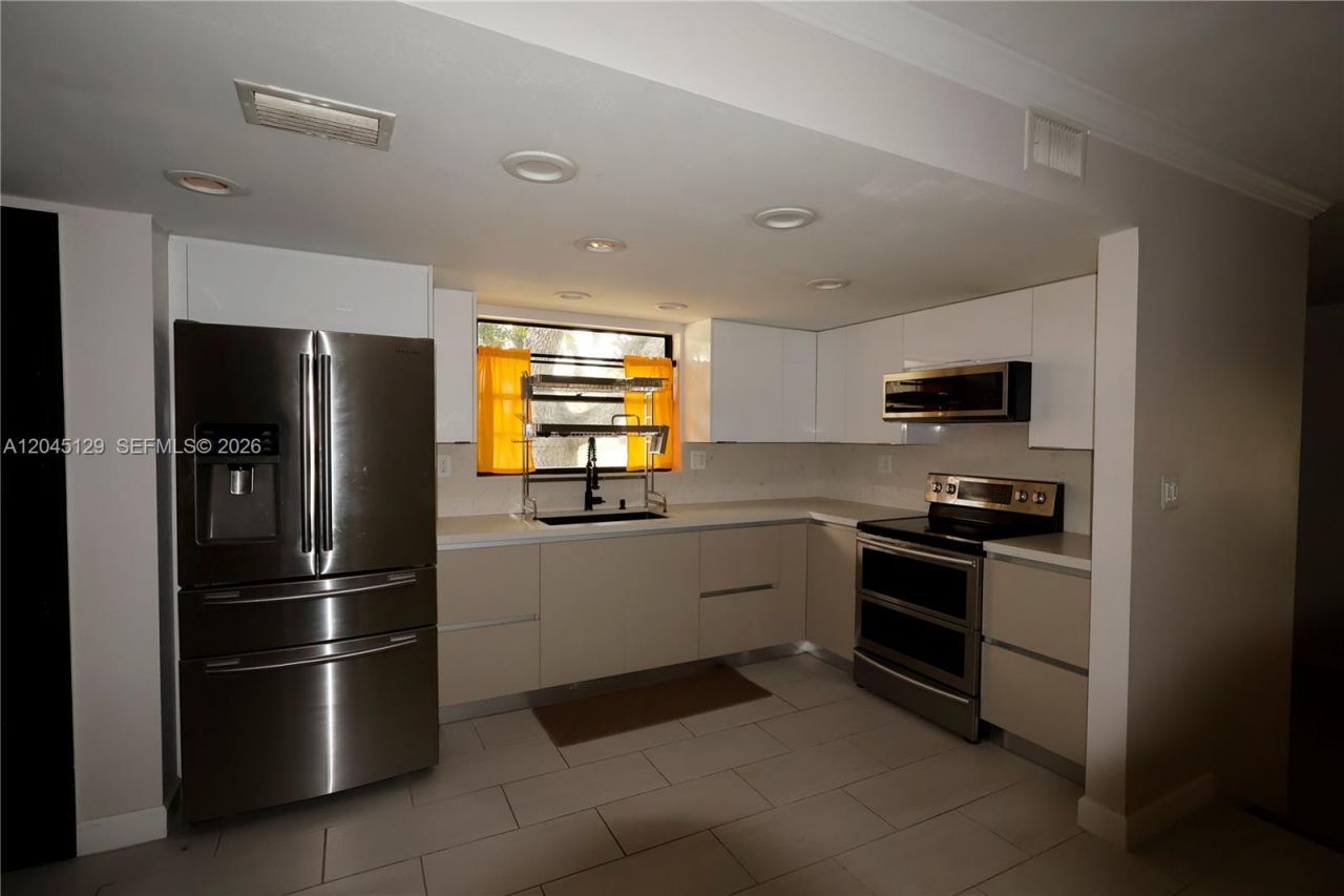8985 Palm Tree Ln, Unit 8985, Pembroke Pines, FL 33024 Photo