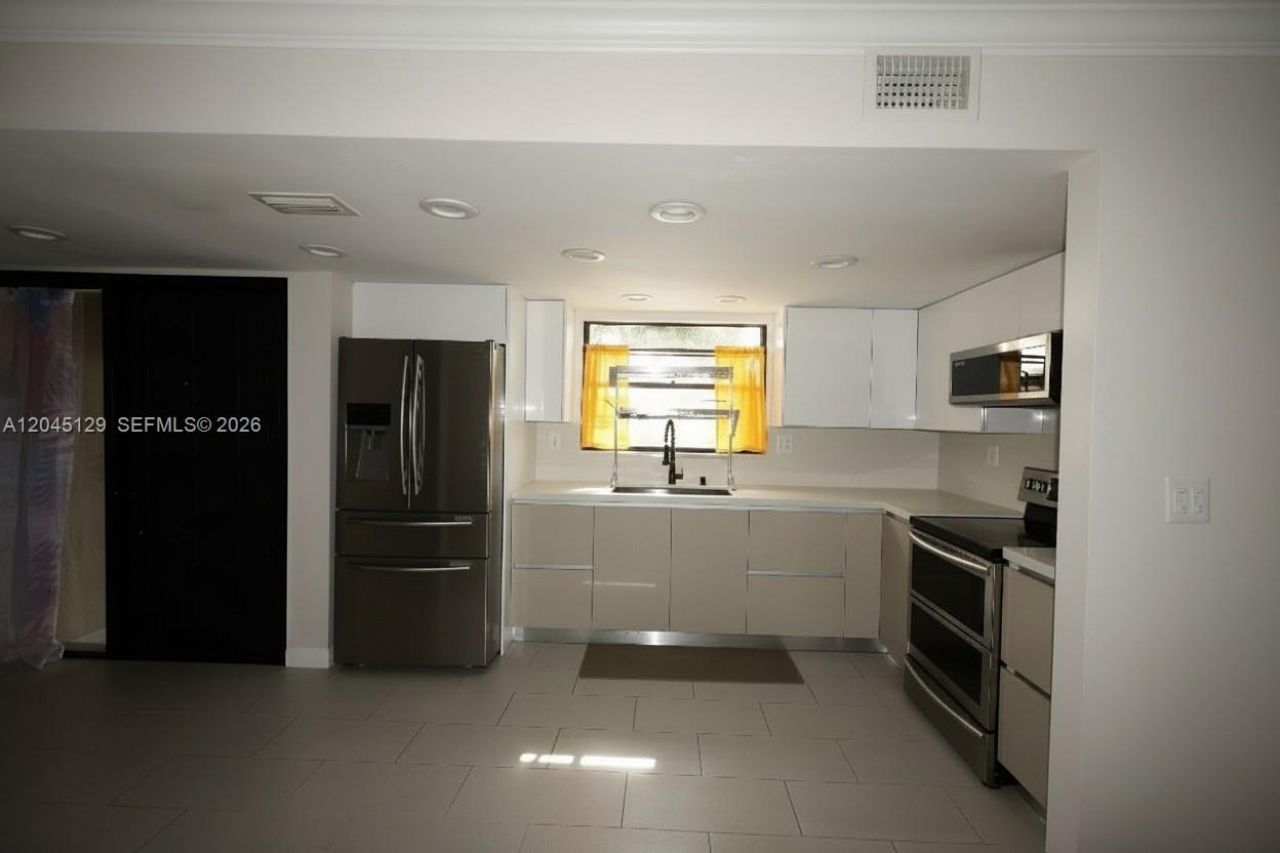 8985 Palm Tree Ln, Unit 8985, Pembroke Pines, FL 33024 Photo