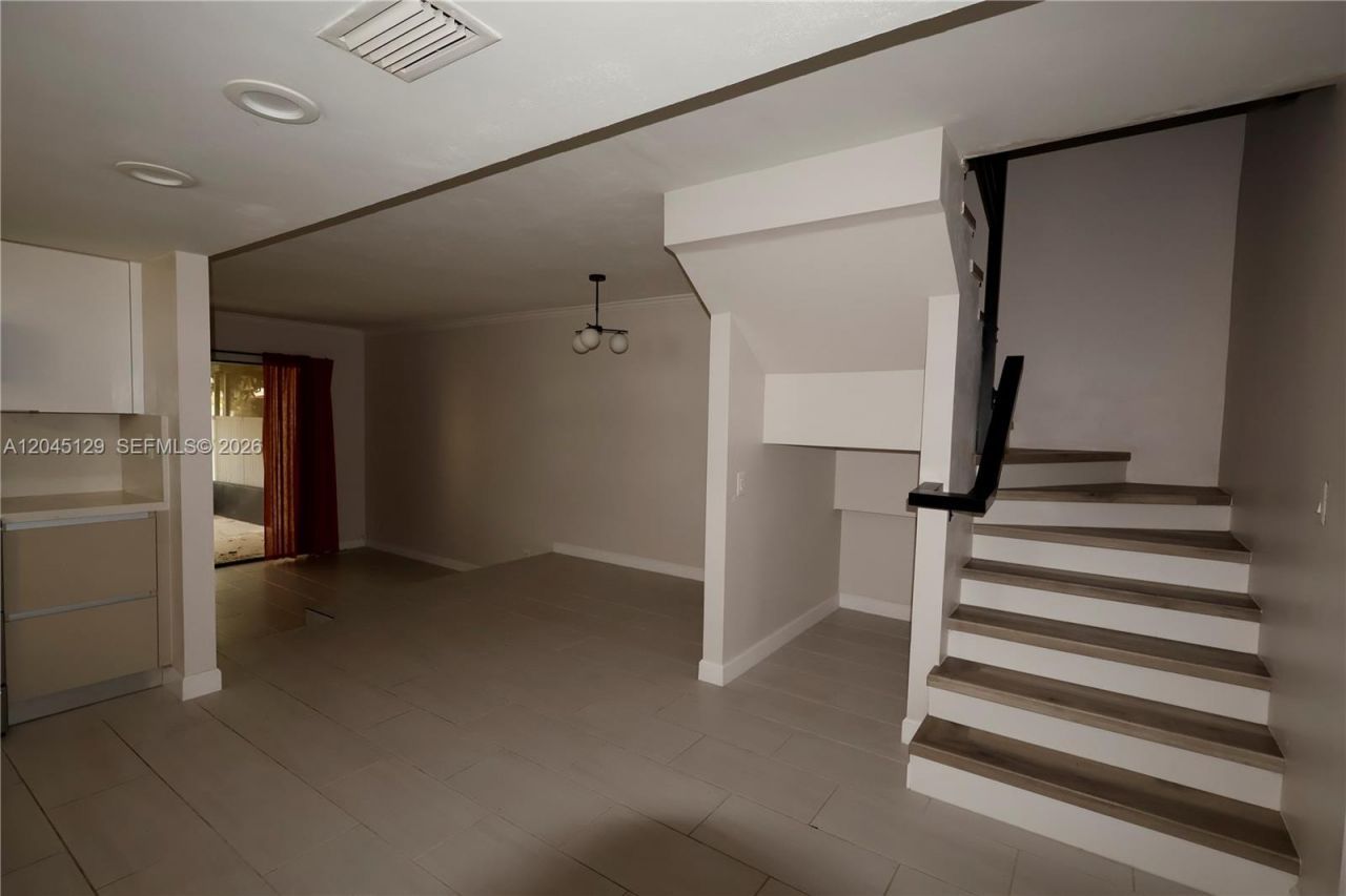 8985 Palm Tree Ln, Unit 8985, Pembroke Pines, FL 33024 Photo