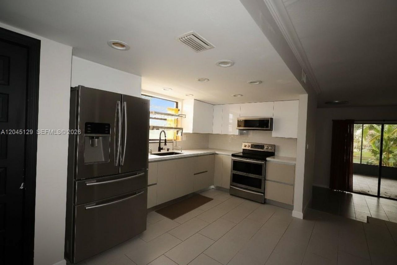 8985 Palm Tree Ln, Unit 8985, Pembroke Pines, FL 33024 Photo