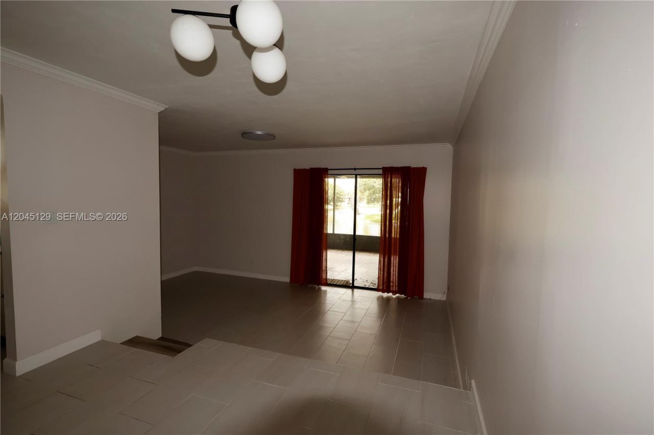 8985 Palm Tree Ln, Unit 8985, Pembroke Pines, FL 33024 Photo