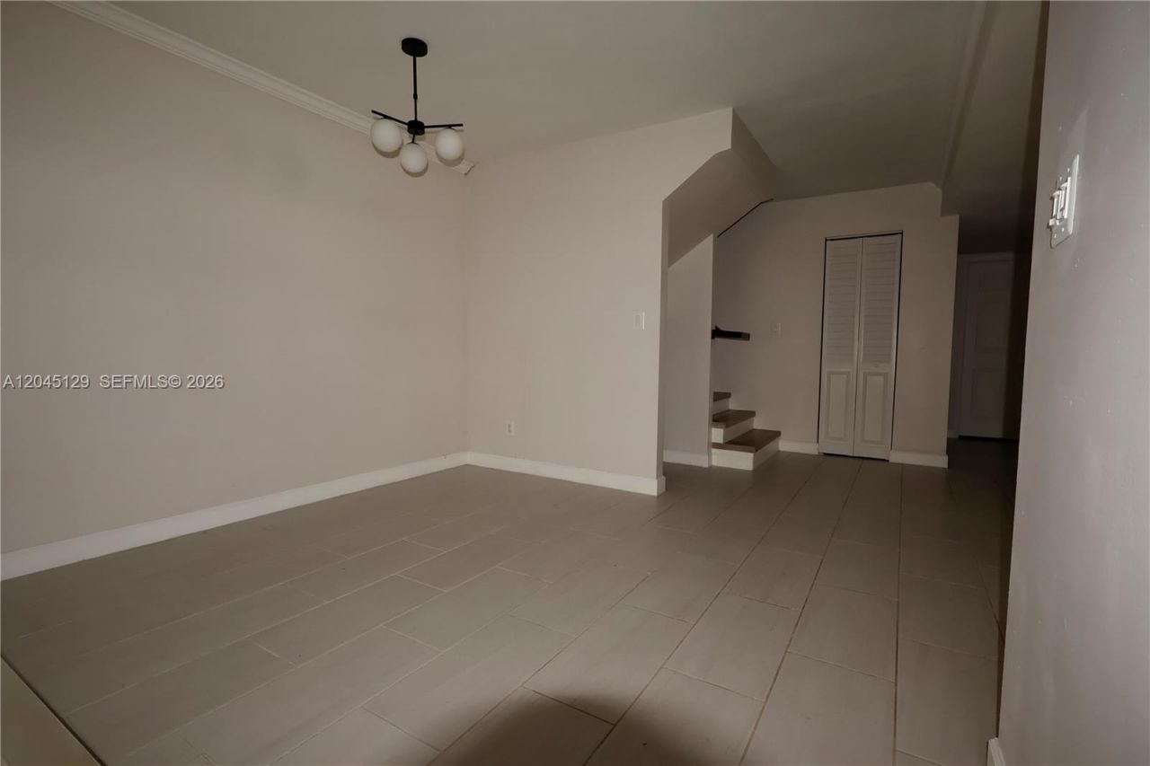 8985 Palm Tree Ln, Unit 8985, Pembroke Pines, FL 33024 Photo