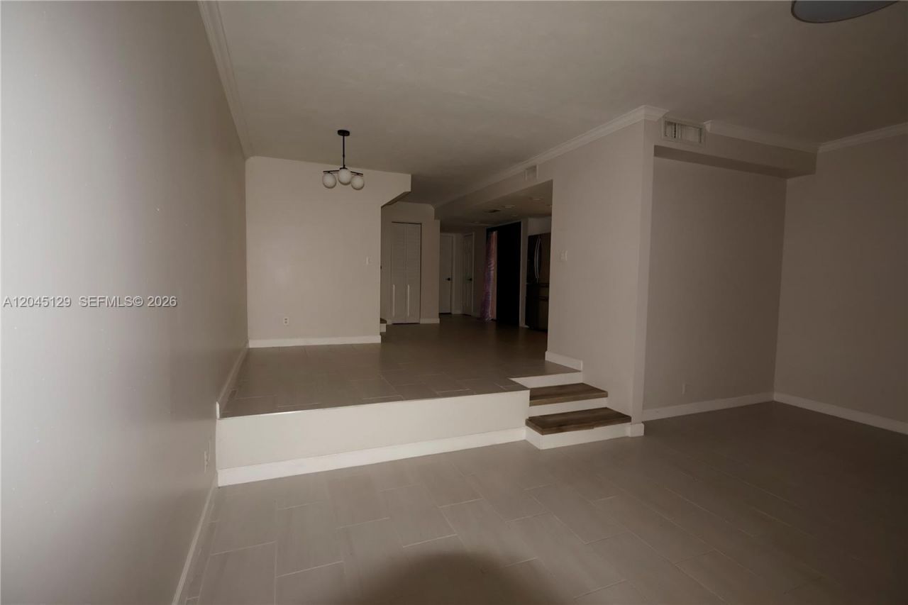 8985 Palm Tree Ln, Unit 8985, Pembroke Pines, FL 33024 Photo