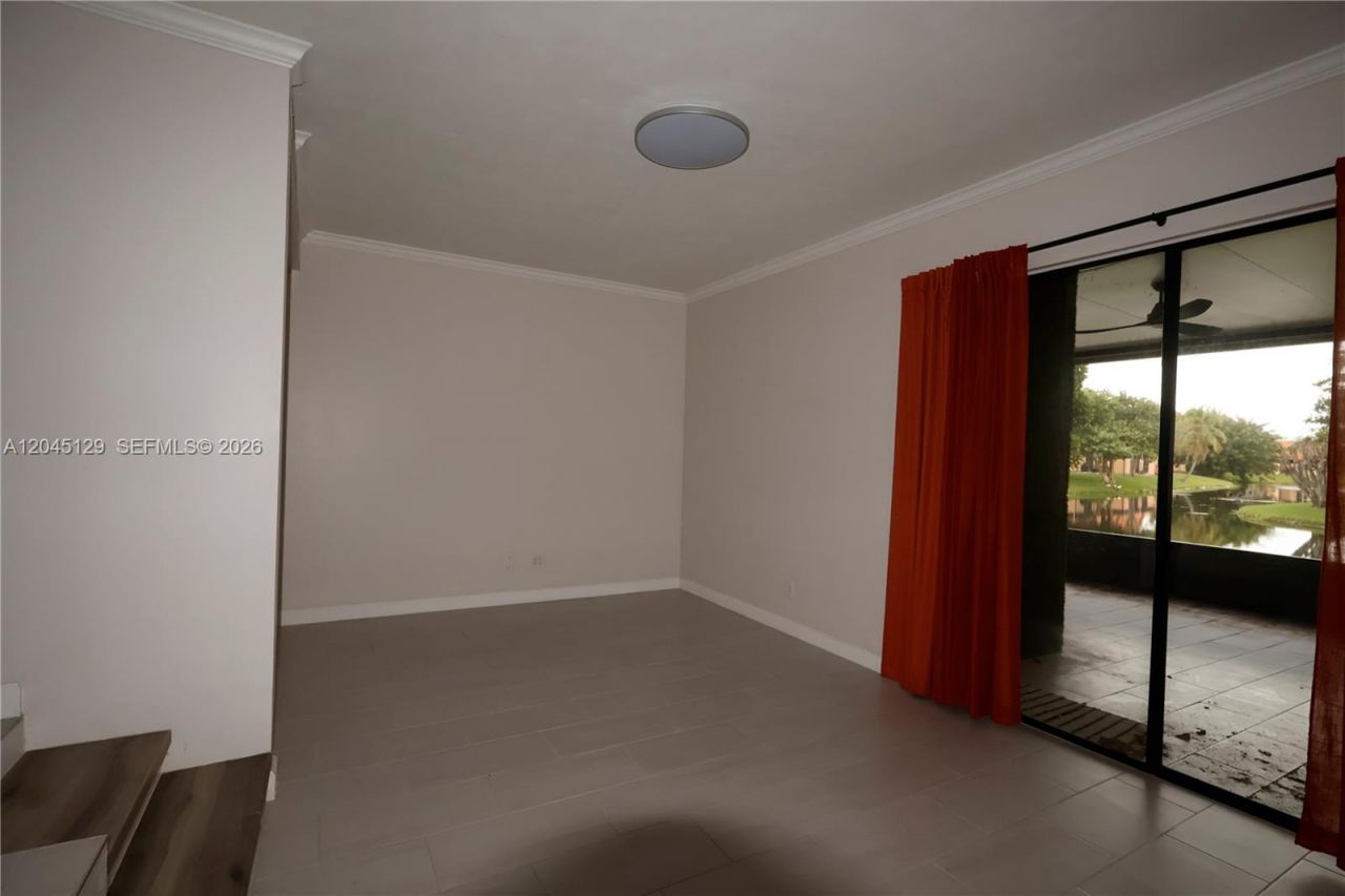 8985 Palm Tree Ln, Unit 8985, Pembroke Pines, FL 33024 Photo