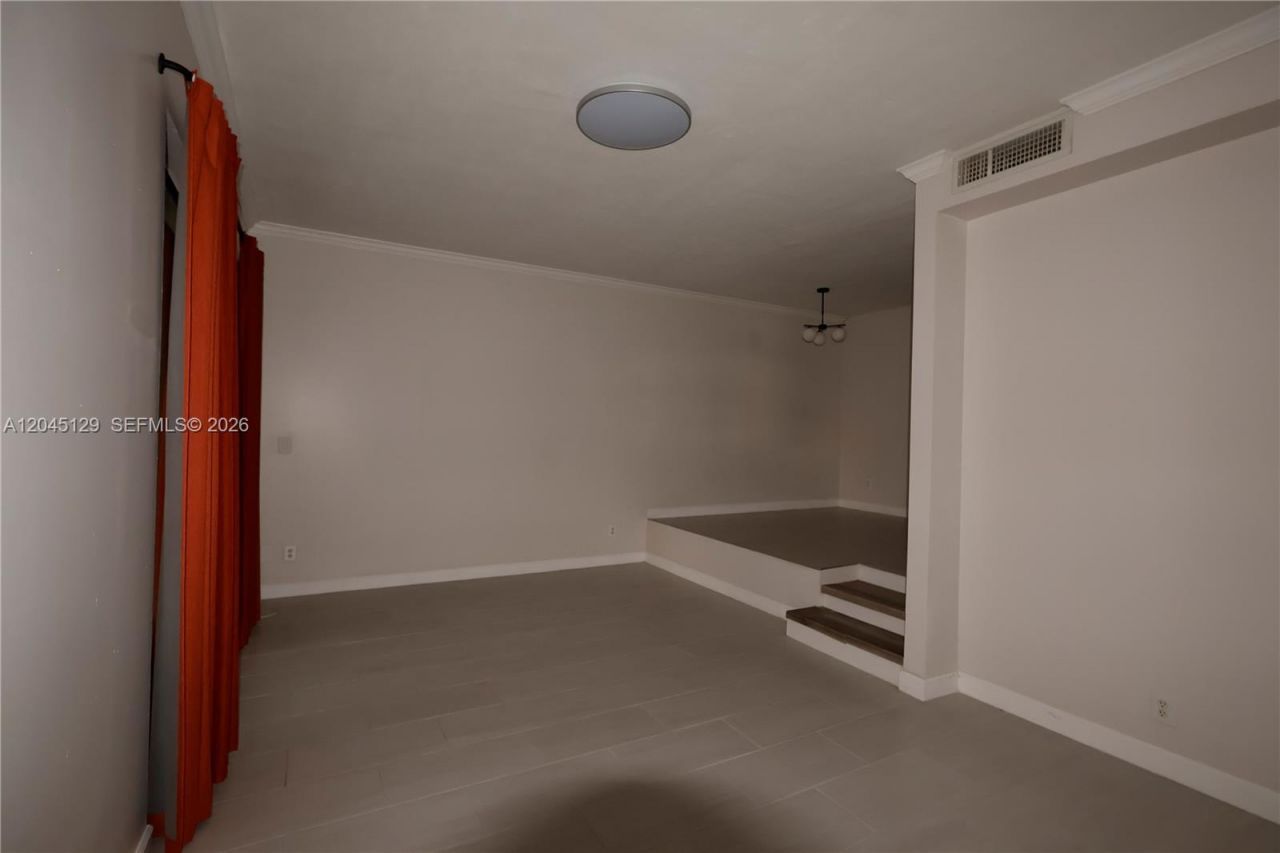 8985 Palm Tree Ln, Unit 8985, Pembroke Pines, FL 33024 Photo