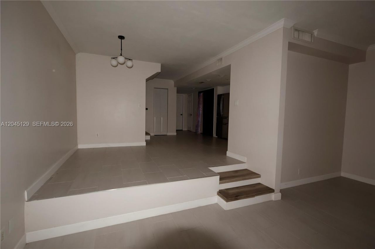 8985 Palm Tree Ln, Unit 8985, Pembroke Pines, FL 33024 Photo