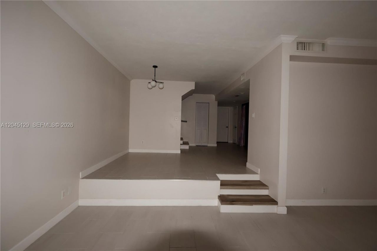 8985 Palm Tree Ln, Unit 8985, Pembroke Pines, FL 33024 Photo