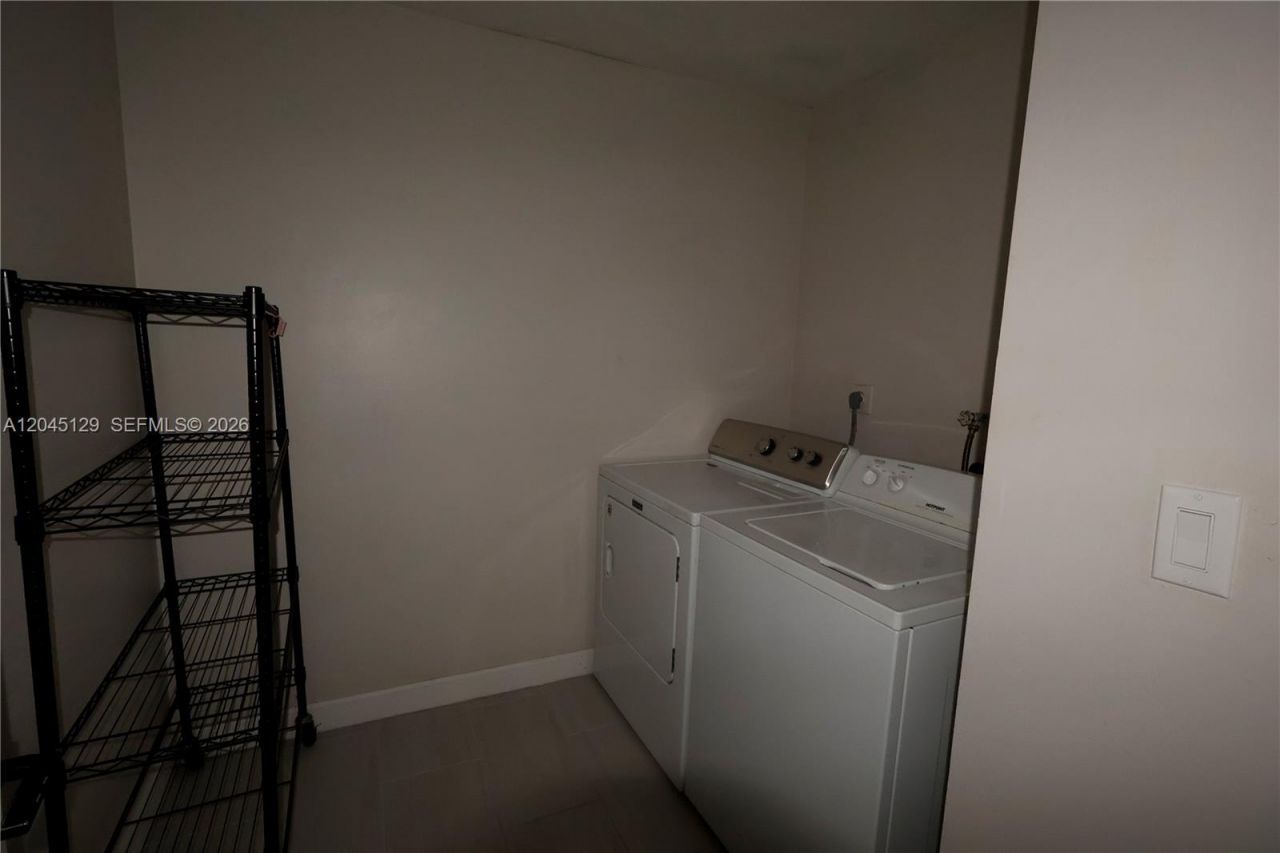 8985 Palm Tree Ln, Unit 8985, Pembroke Pines, FL 33024 Photo