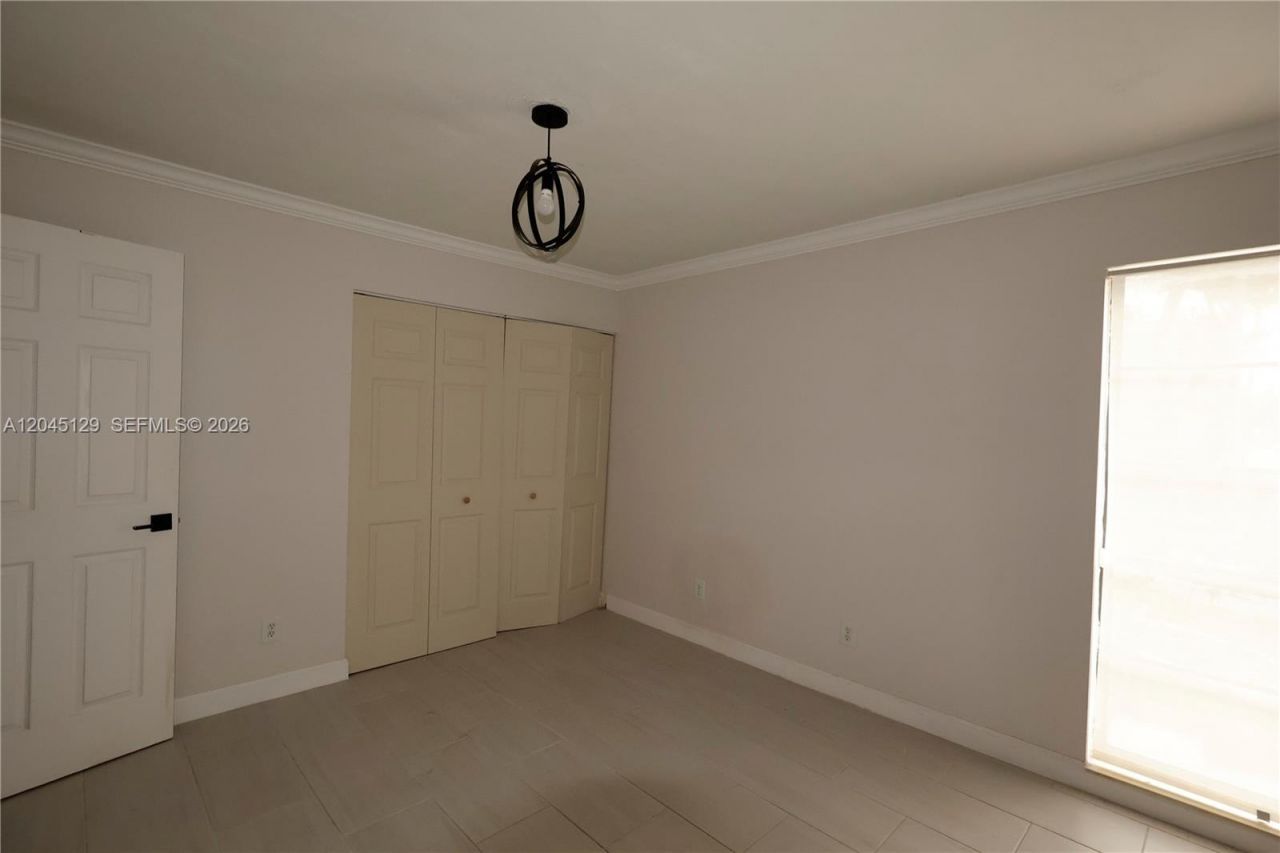 8985 Palm Tree Ln, Unit 8985, Pembroke Pines, FL 33024 Photo