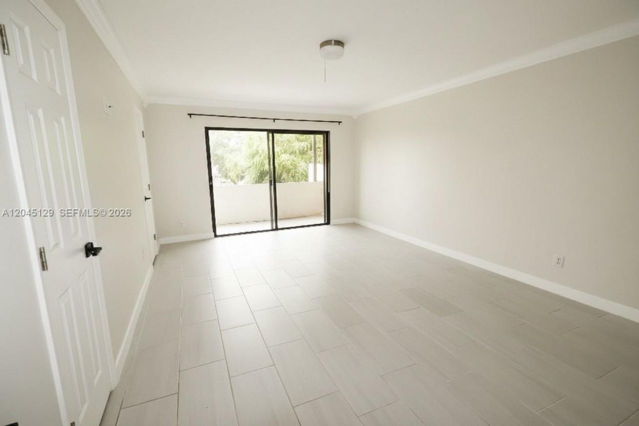 8985 Palm Tree Ln, Unit 8985, Pembroke Pines, FL 33024 Photo