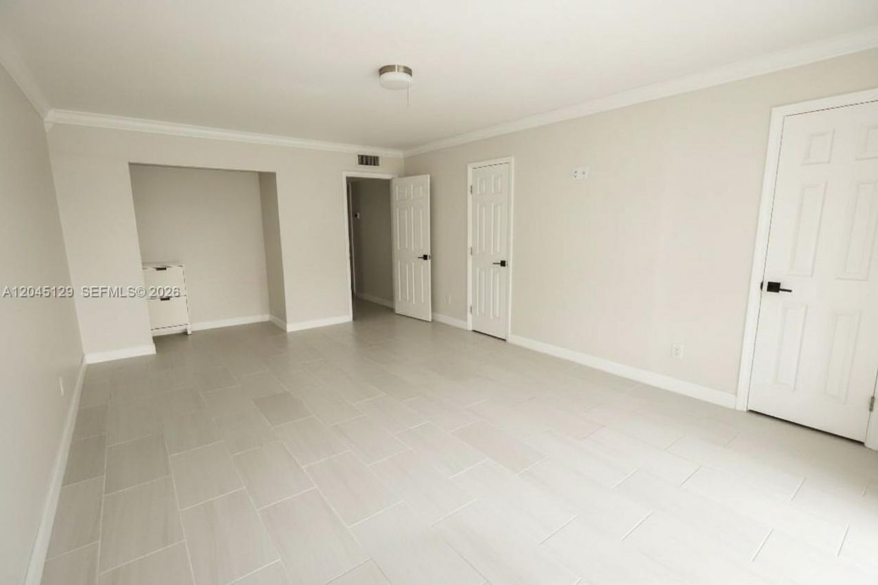 8985 Palm Tree Ln, Unit 8985, Pembroke Pines, FL 33024 Photo