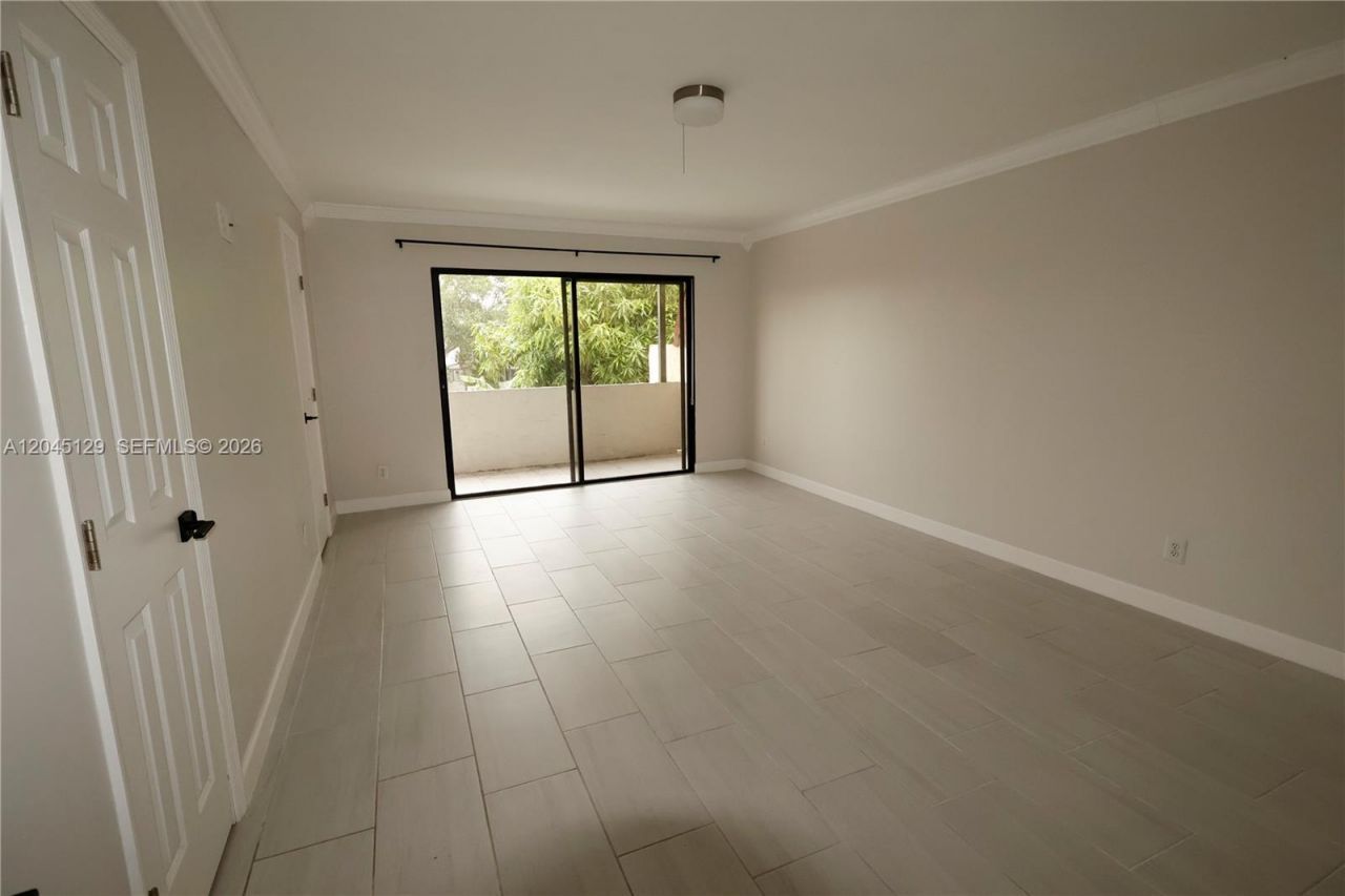 8985 Palm Tree Ln, Unit 8985, Pembroke Pines, FL 33024 Photo