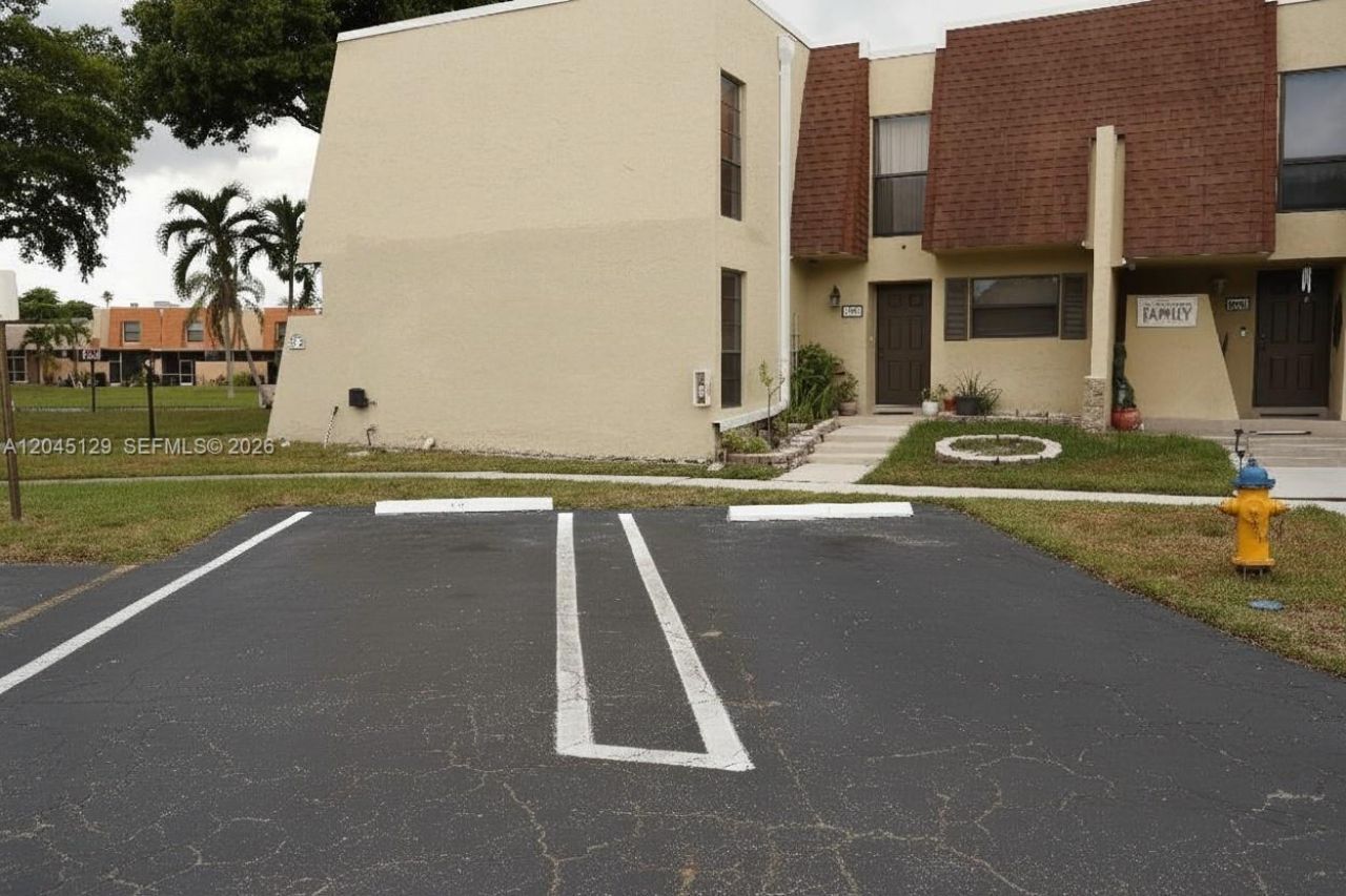 8985 Palm Tree Ln, Unit 8985, Pembroke Pines, FL 33024 Photo