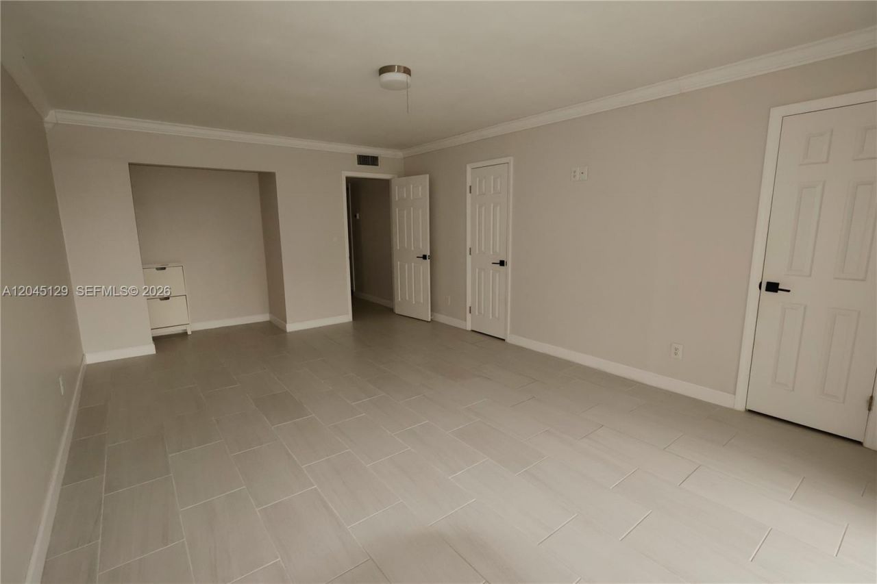 8985 Palm Tree Ln, Unit 8985, Pembroke Pines, FL 33024 Photo