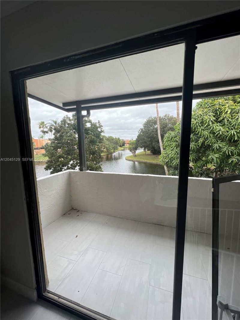 8985 Palm Tree Ln, Unit 8985, Pembroke Pines, FL 33024 Photo