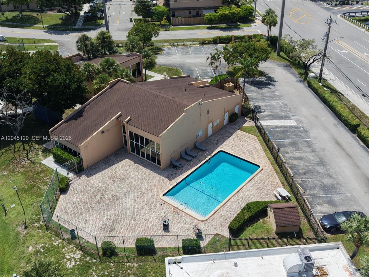 8985 Palm Tree Ln, Unit 8985, Pembroke Pines, FL 33024 Photo