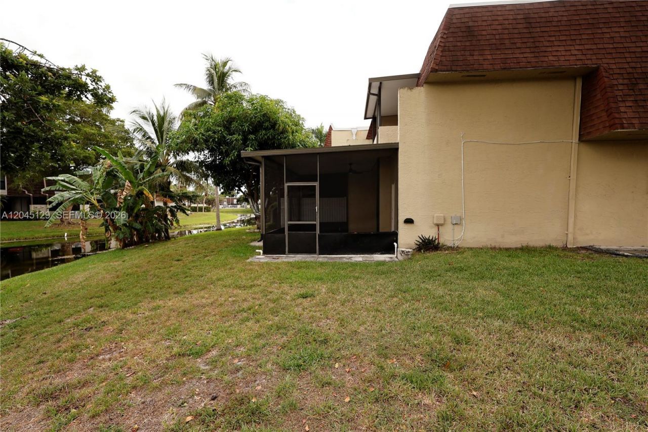 8985 Palm Tree Ln, Unit 8985, Pembroke Pines, FL 33024 Photo