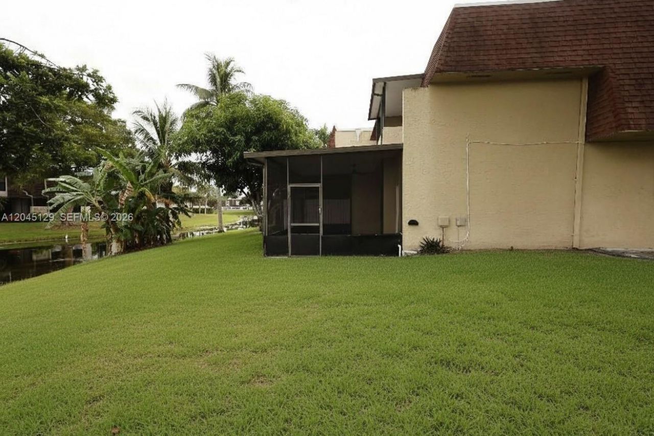 8985 Palm Tree Ln, Unit 8985, Pembroke Pines, FL 33024 Photo