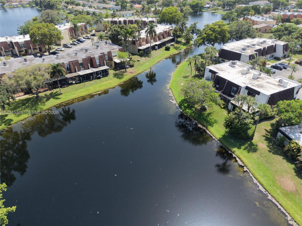 8985 Palm Tree Ln, Unit 8985, Pembroke Pines, FL 33024 Photo