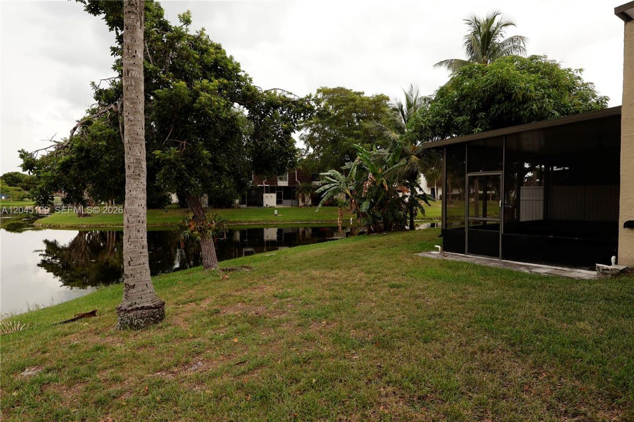8985 Palm Tree Ln, Unit 8985, Pembroke Pines, FL 33024 Photo