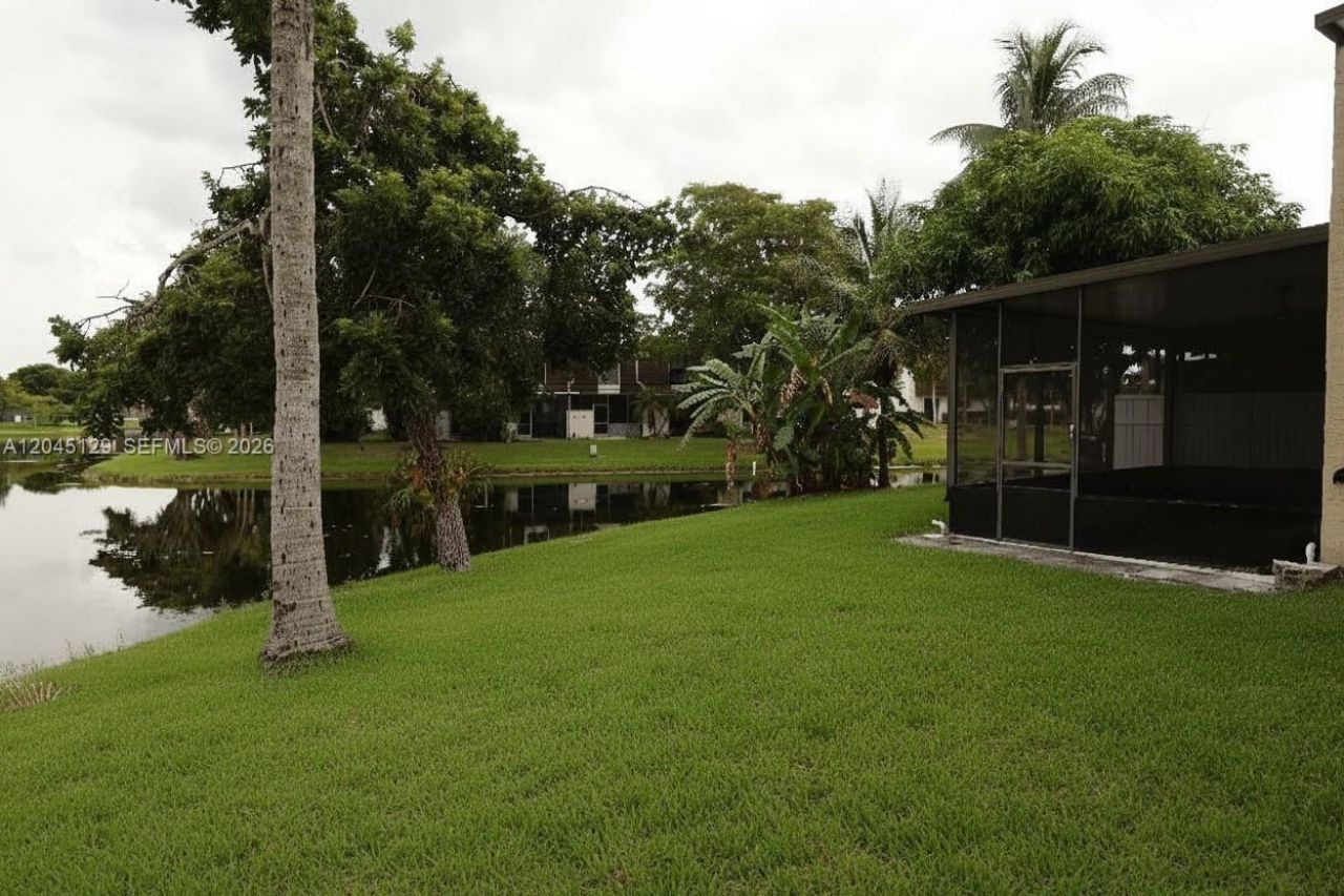 8985 Palm Tree Ln, Unit 8985, Pembroke Pines, FL 33024 Photo