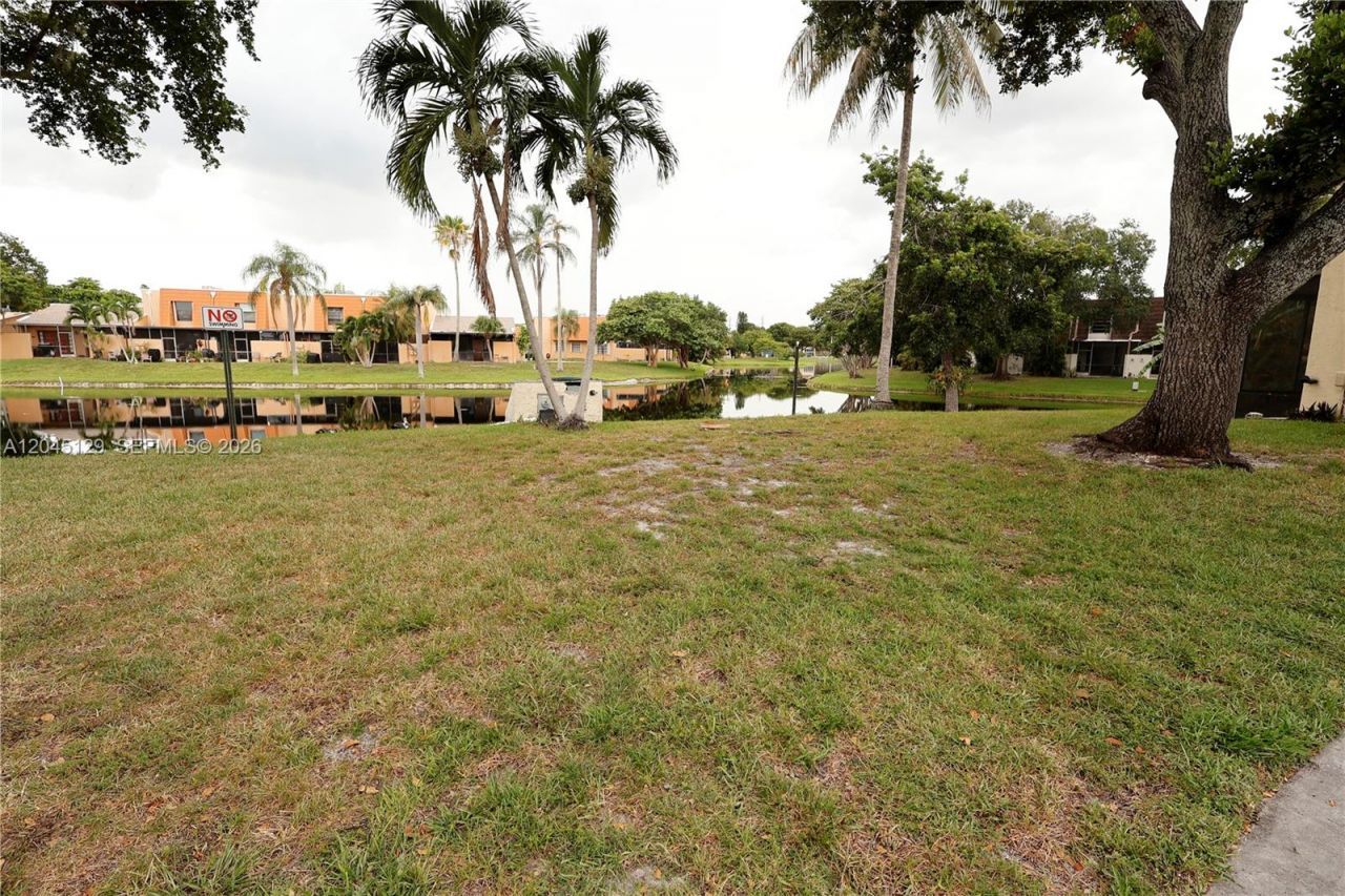 8985 Palm Tree Ln, Unit 8985, Pembroke Pines, FL 33024 Photo