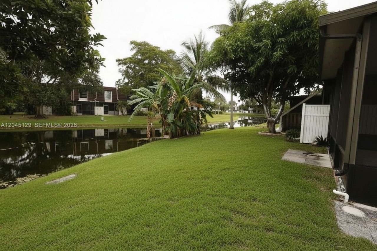 8985 Palm Tree Ln, Unit 8985, Pembroke Pines, FL 33024 Photo