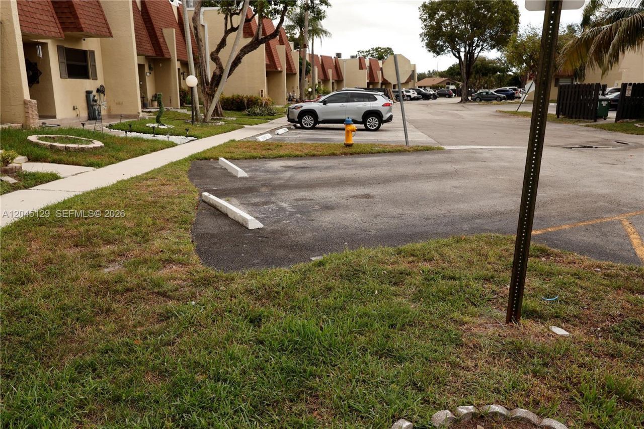 8985 Palm Tree Ln, Unit 8985, Pembroke Pines, FL 33024 Photo