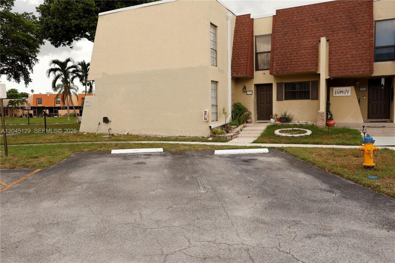 8985 Palm Tree Ln, Unit 8985, Pembroke Pines, FL 33024 Photo