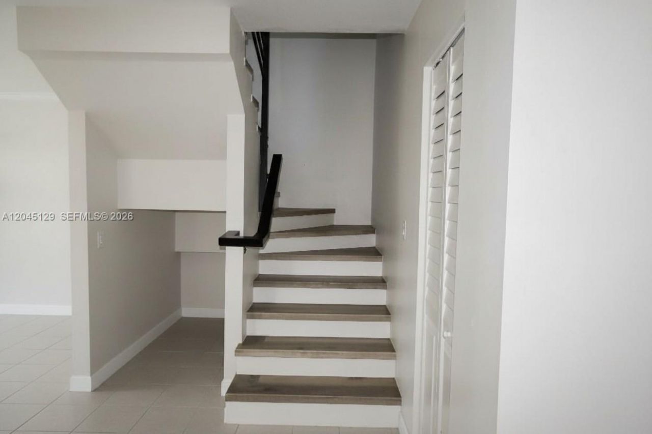 8985 Palm Tree Ln, Unit 8985, Pembroke Pines, FL 33024 Photo