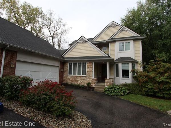 1090 Oakwood Drive , Bloomfield Hills, MI 48304