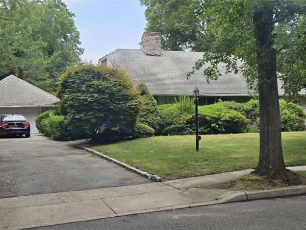 65 Saddle Lane , Roslyn Heights, NY 11577