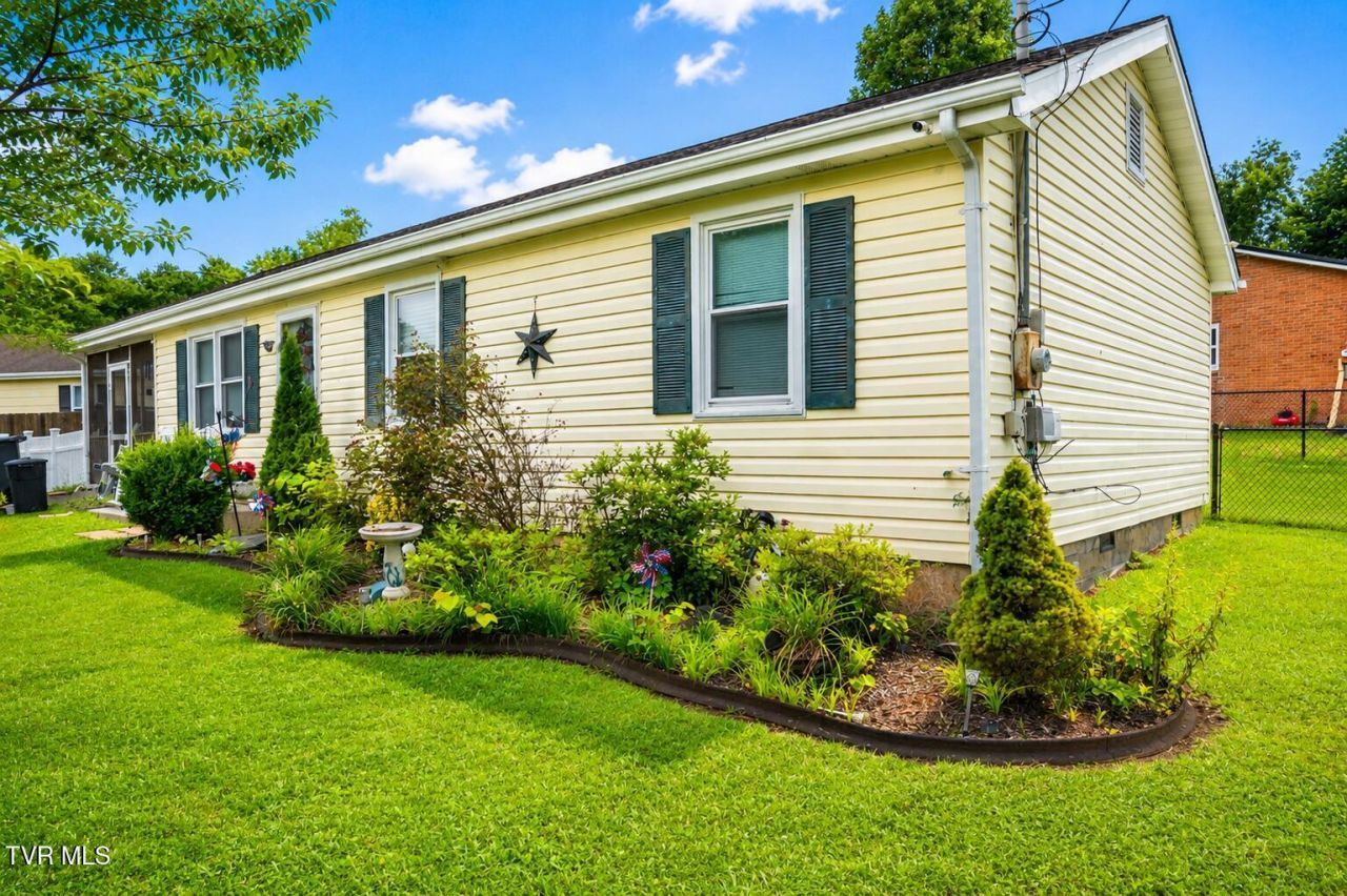 102 Mountain View Circle, Johnson City, TN 37601 Main Photo