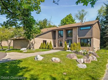 3176 Chambord Drive, West Bloomfield Twp, MI 48323