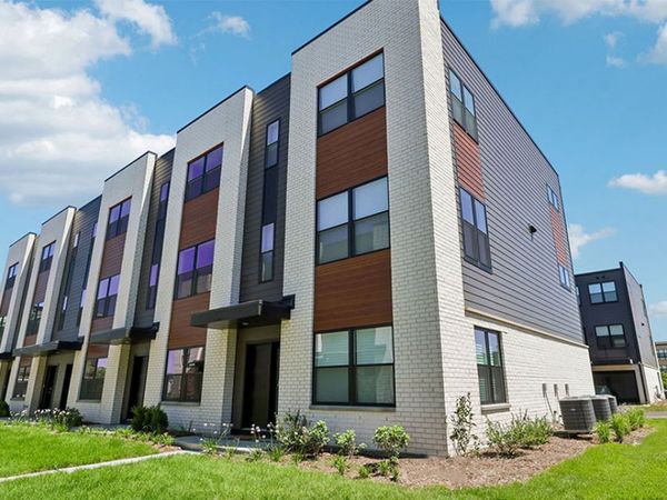 2220 Waters Edge Drive, Schaumburg, IL 60173