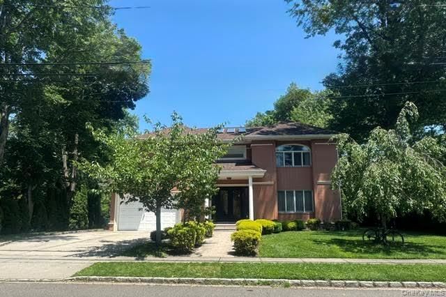 11 Burbury Lane, Great Neck, NY 11023 Main Photo
