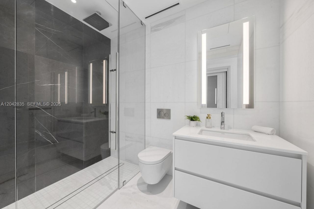 300 Biscayne Boulevard Way , Unit 2701, Miami, FL 33131 Photo