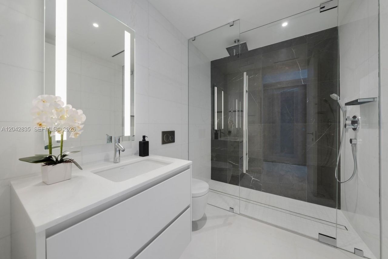 300 Biscayne Boulevard Way , Unit 2701, Miami, FL 33131 Photo