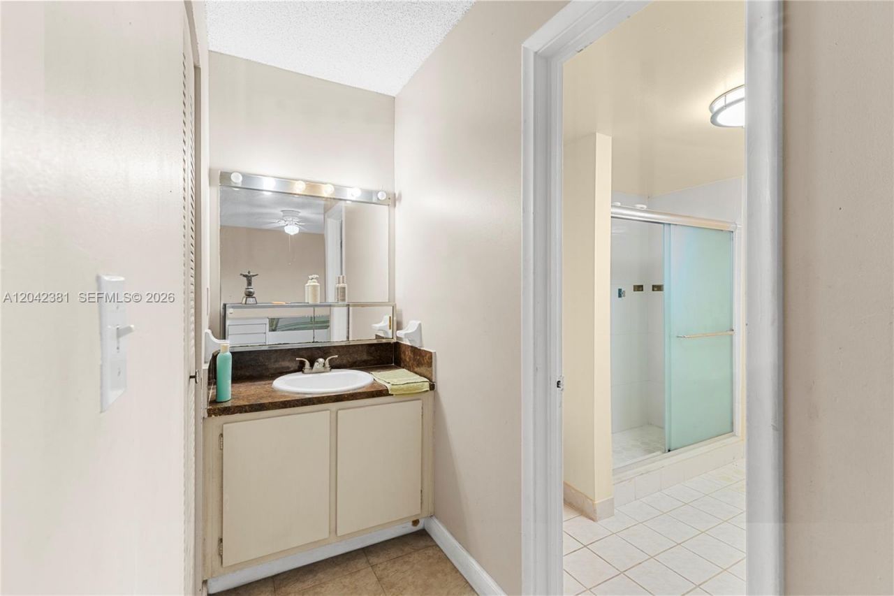 1800 W 54th St , Unit 209, Hialeah, FL 33012 Photo