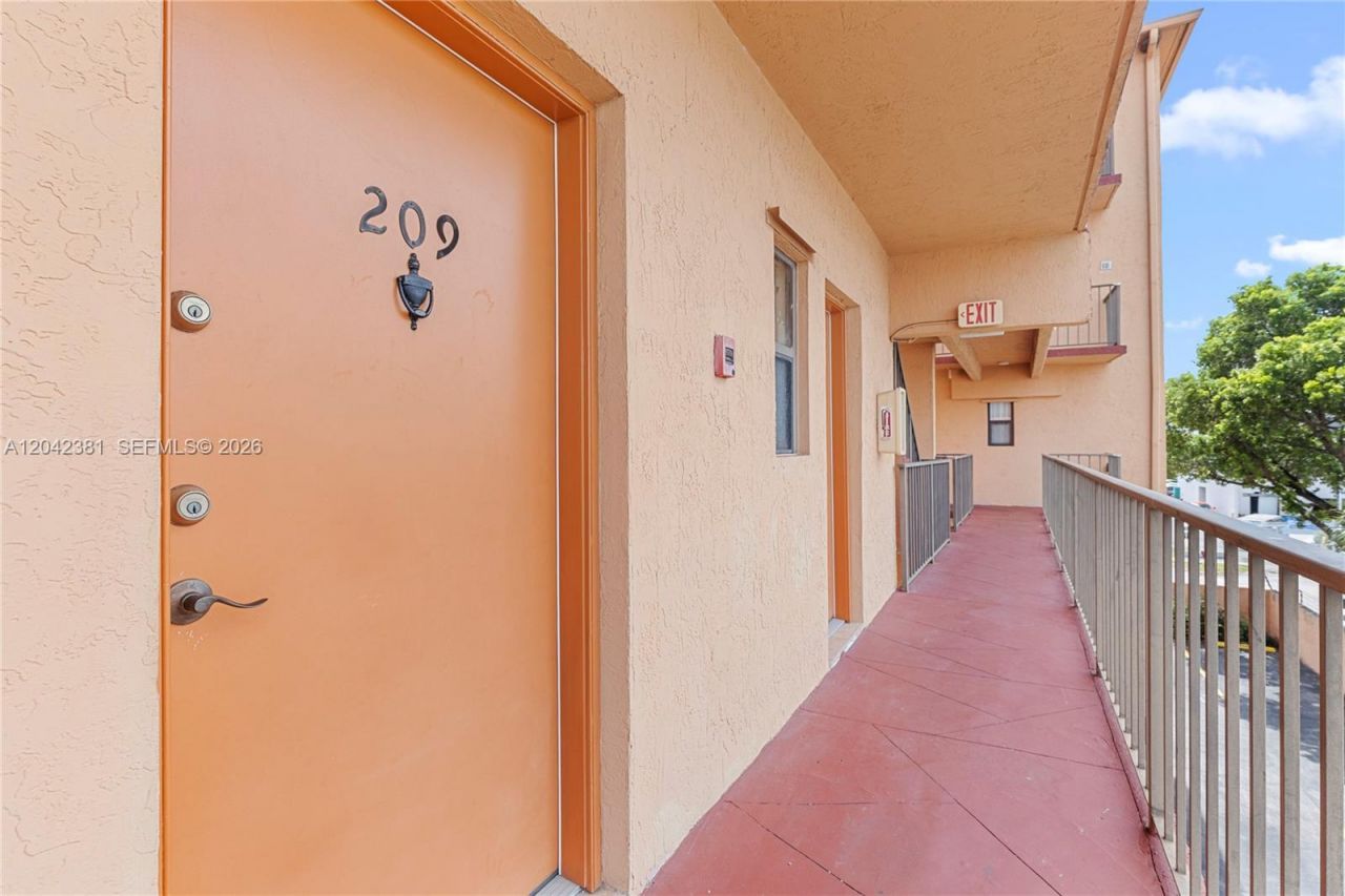 1800 W 54th St , Unit 209, Hialeah, FL 33012 Photo