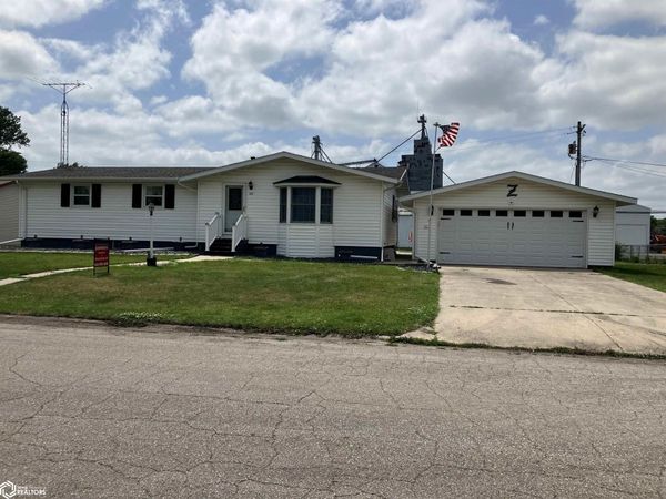 103 W Crescent Drive, Sheffield, IA 50475