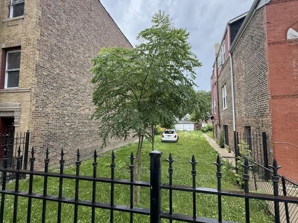 828 N Springfield Avenue , Chicago, IL 60651