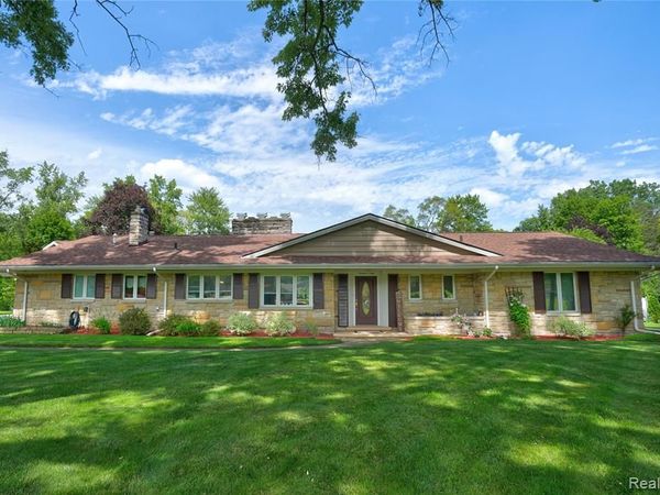 1360 Kra Nur Drive, Burton, MI 48509