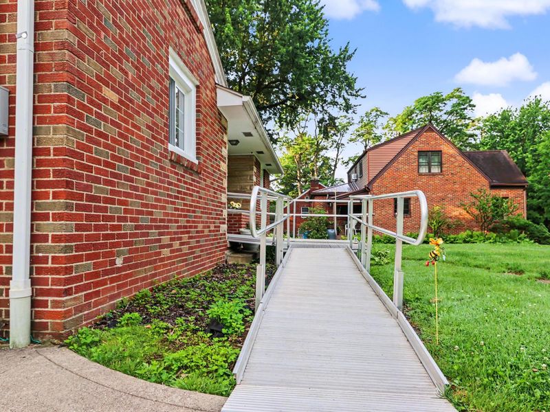 211 Oakwood Drive, Mansfield, OH 44906 Photo 2